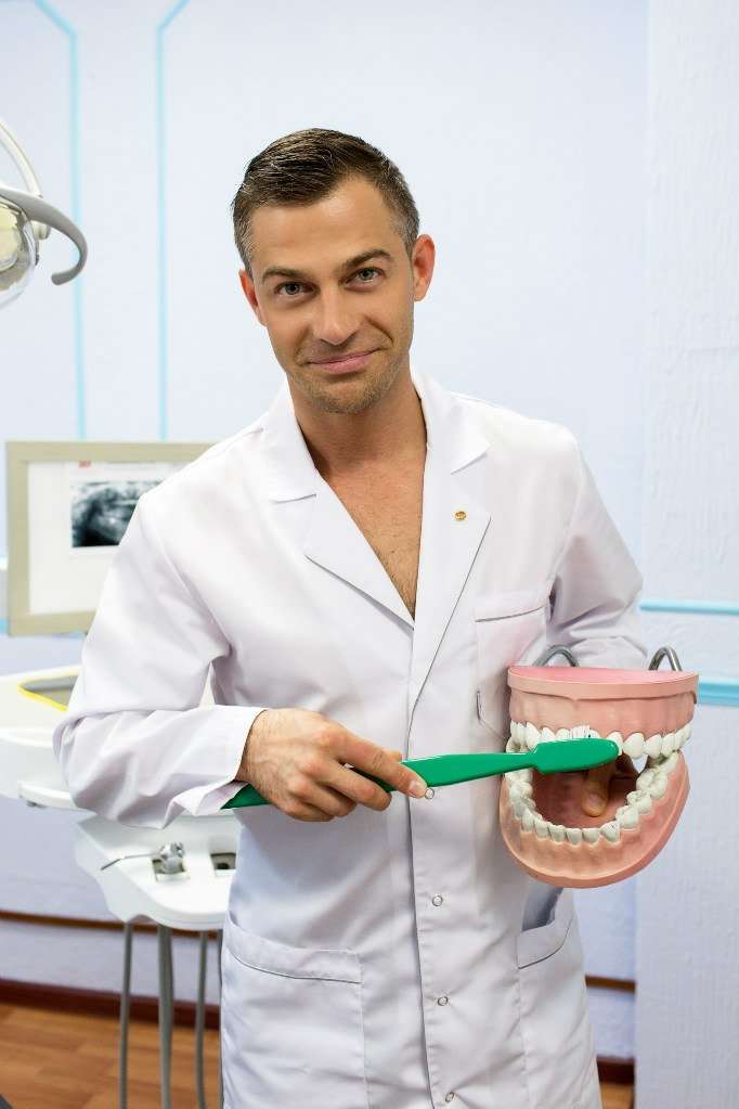 Техника протезиста. Сайт стоматологии. Врач протезист. Врач стоматолог протезист. Врач протезист зубов.